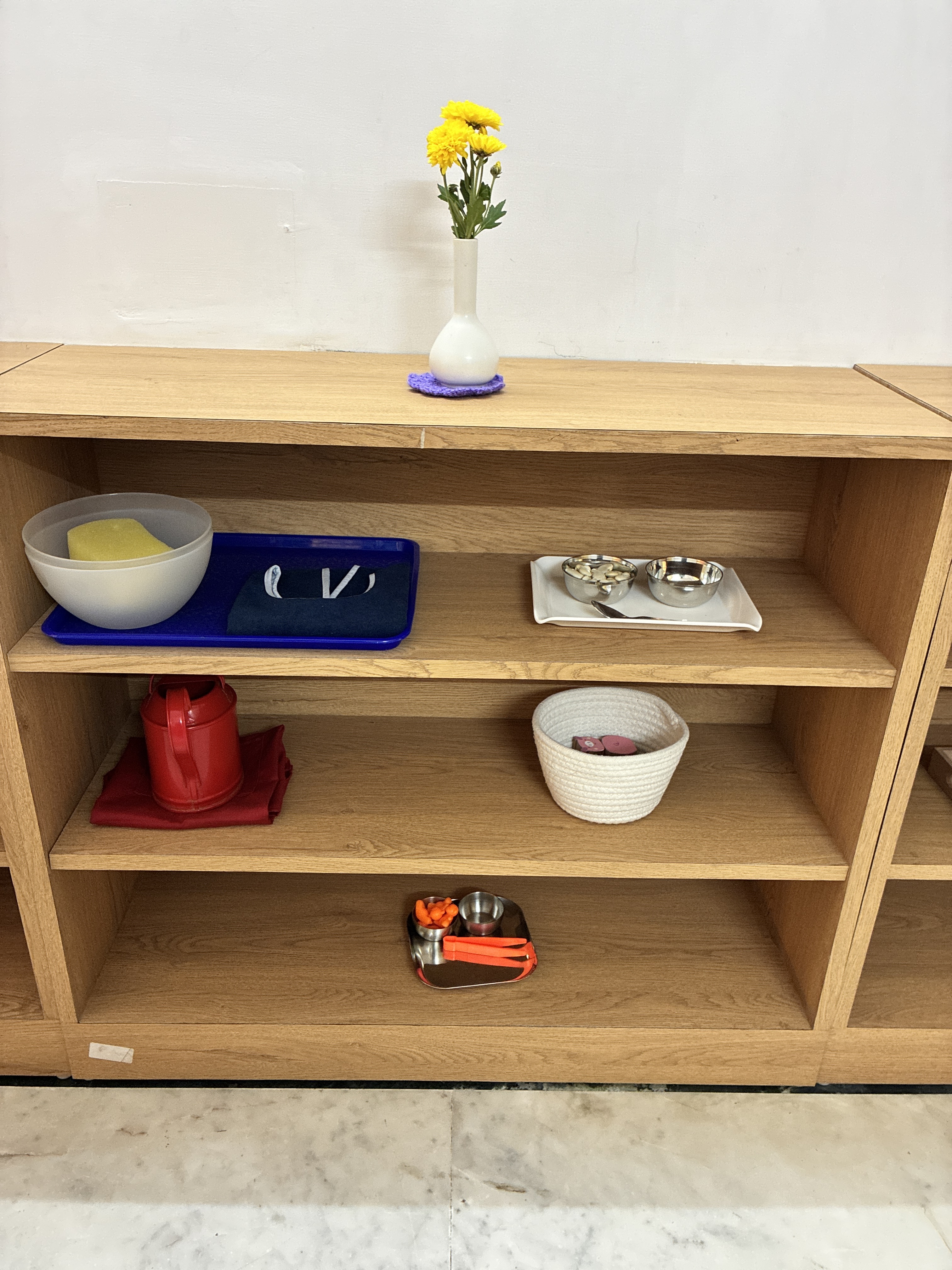 Sponge pouring and flower arranging trays
